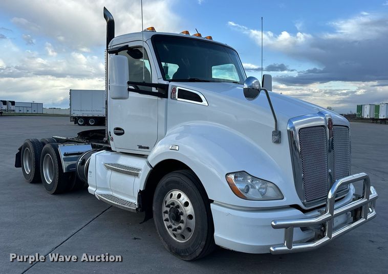 image for item DV1902 2015 Kenworth T680 semi truck