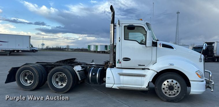 image for item DV1902 2015 Kenworth T680 semi truck