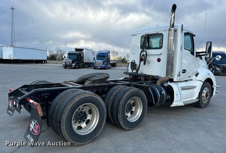 image for item DV1902 2015 Kenworth T680 semi truck