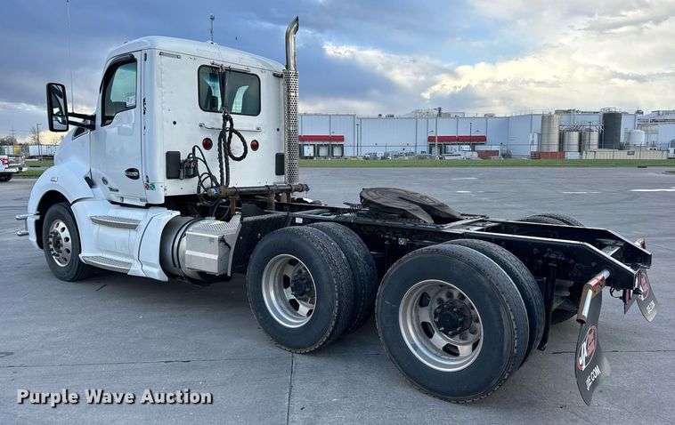 image for item DV1902 2015 Kenworth T680 semi truck