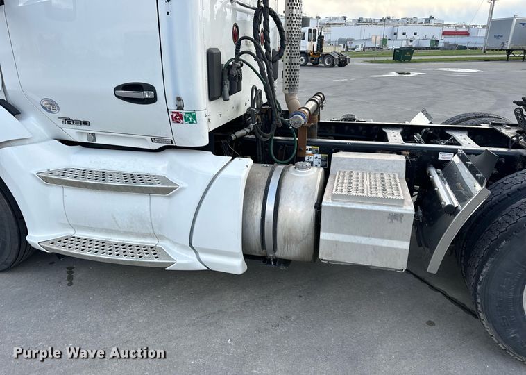 image for item DV1902 2015 Kenworth T680 semi truck