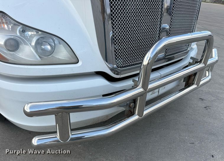 image for item DV1902 2015 Kenworth T680 semi truck