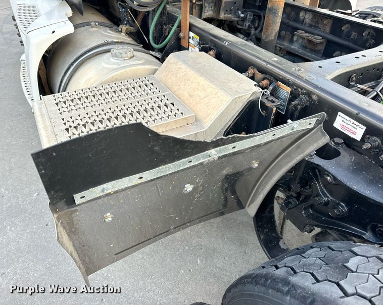 image for item DV1902 2015 Kenworth T680 semi truck