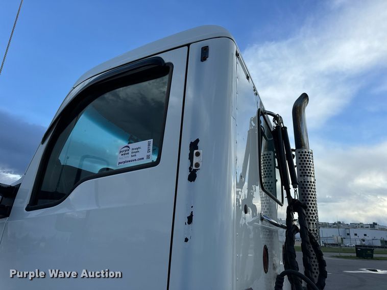 image for item DV1902 2015 Kenworth T680 semi truck