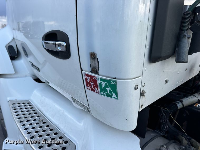 image for item DV1902 2015 Kenworth T680 semi truck