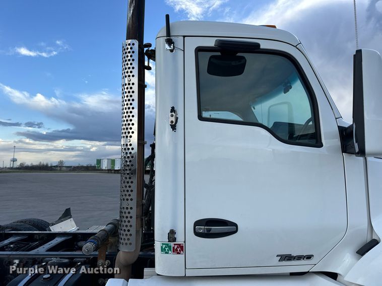 image for item DV1902 2015 Kenworth T680 semi truck