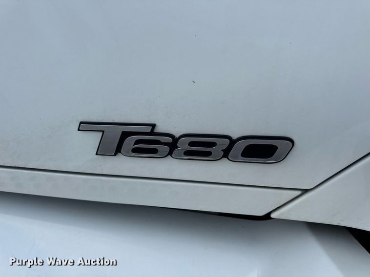 image for item DV1902 2015 Kenworth T680 semi truck