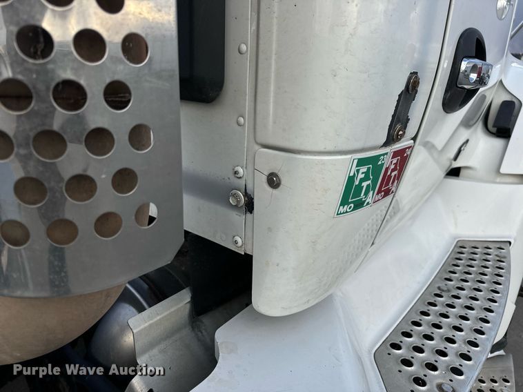 image for item DV1902 2015 Kenworth T680 semi truck