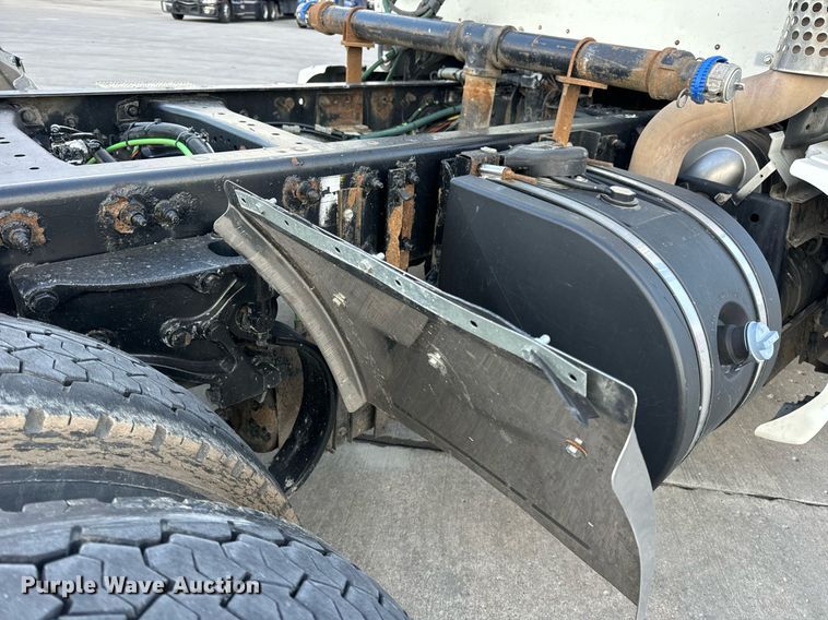 image for item DV1902 2015 Kenworth T680 semi truck