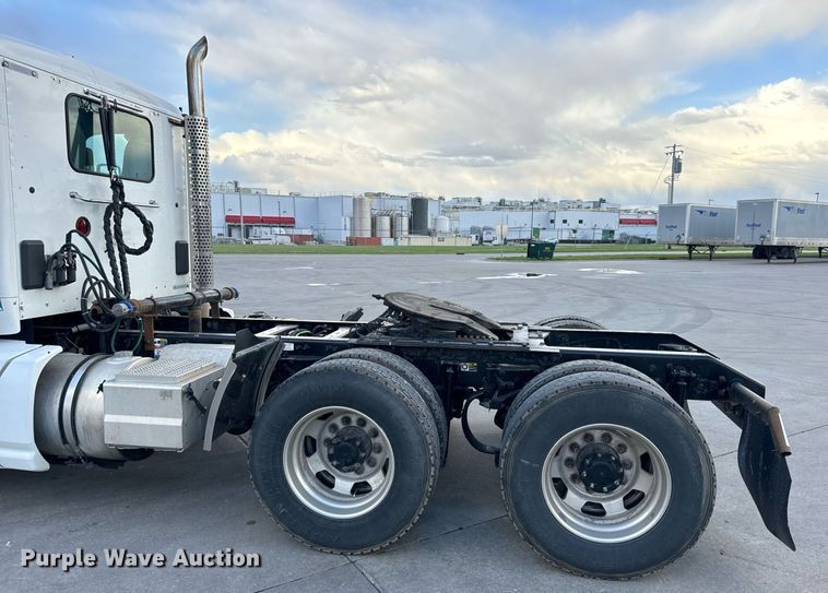 image for item DV1902 2015 Kenworth T680 semi truck