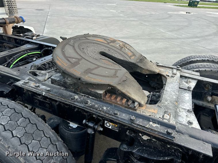 image for item DV1902 2015 Kenworth T680 semi truck