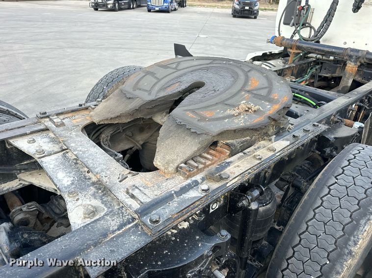 image for item DV1902 2015 Kenworth T680 semi truck