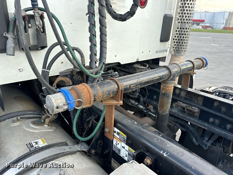 image for item DV1902 2015 Kenworth T680 semi truck