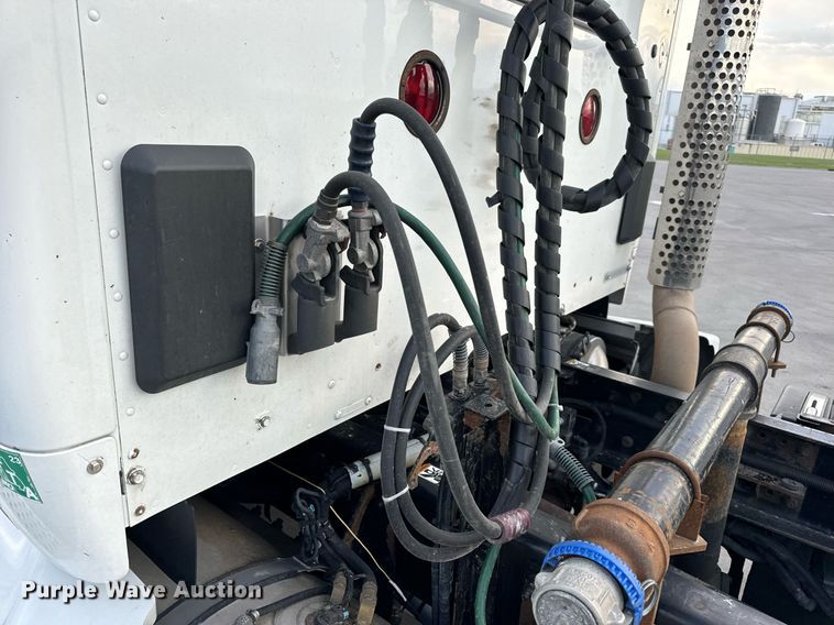 image for item DV1902 2015 Kenworth T680 semi truck