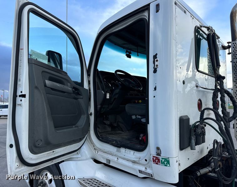 image for item DV1902 2015 Kenworth T680 semi truck