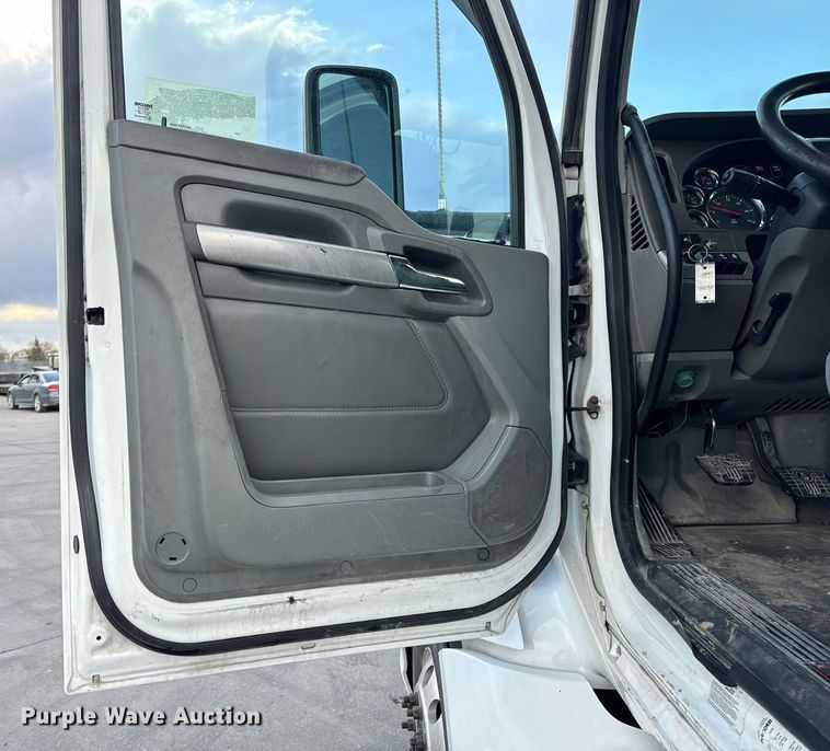 image for item DV1902 2015 Kenworth T680 semi truck