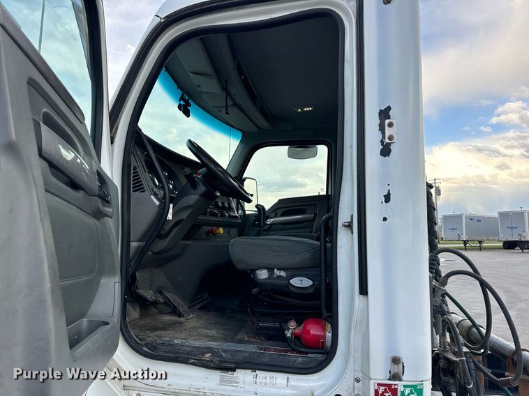 image for item DV1902 2015 Kenworth T680 semi truck