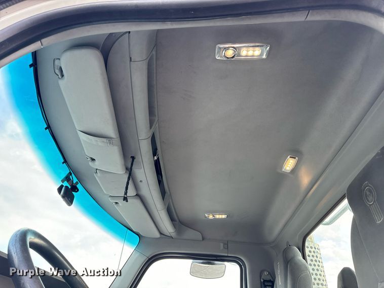 image for item DV1902 2015 Kenworth T680 semi truck