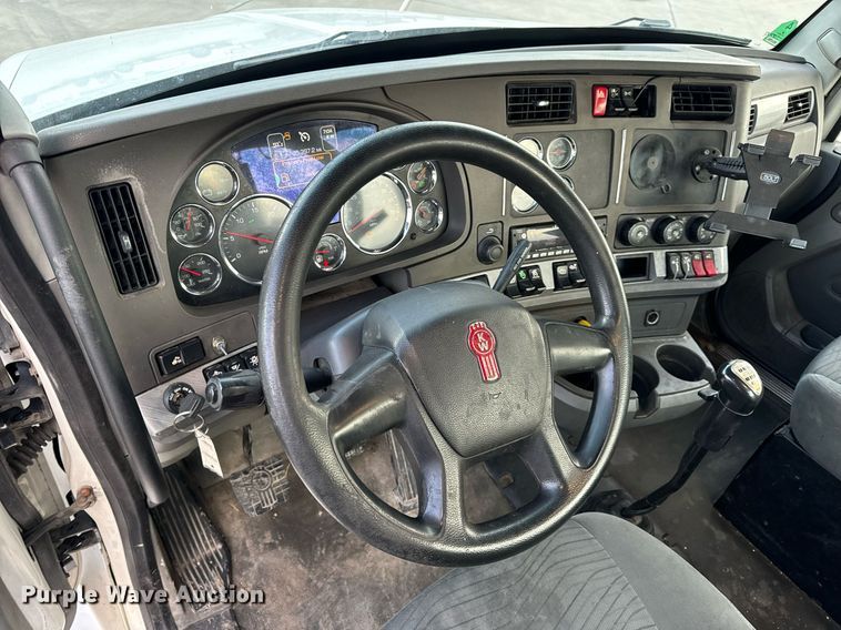 image for item DV1902 2015 Kenworth T680 semi truck