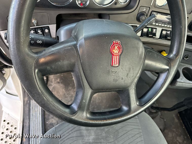 image for item DV1902 2015 Kenworth T680 semi truck