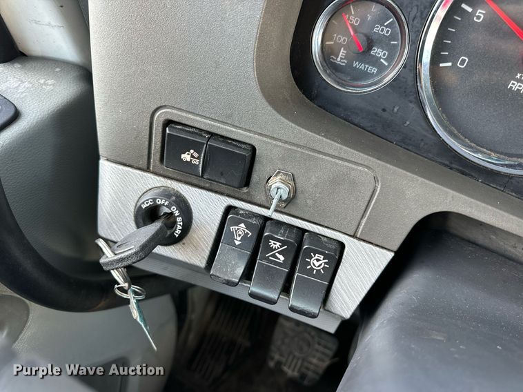 image for item DV1902 2015 Kenworth T680 semi truck