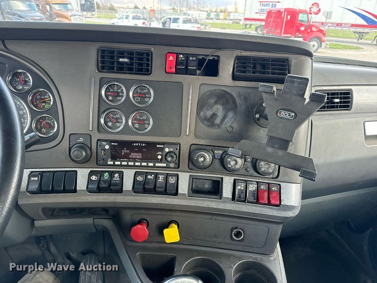 image for item DV1902 2015 Kenworth T680 semi truck