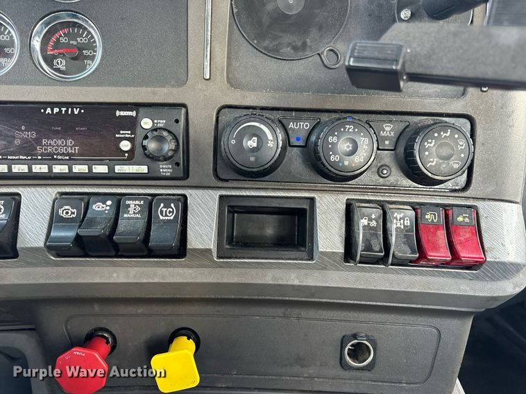 image for item DV1902 2015 Kenworth T680 semi truck