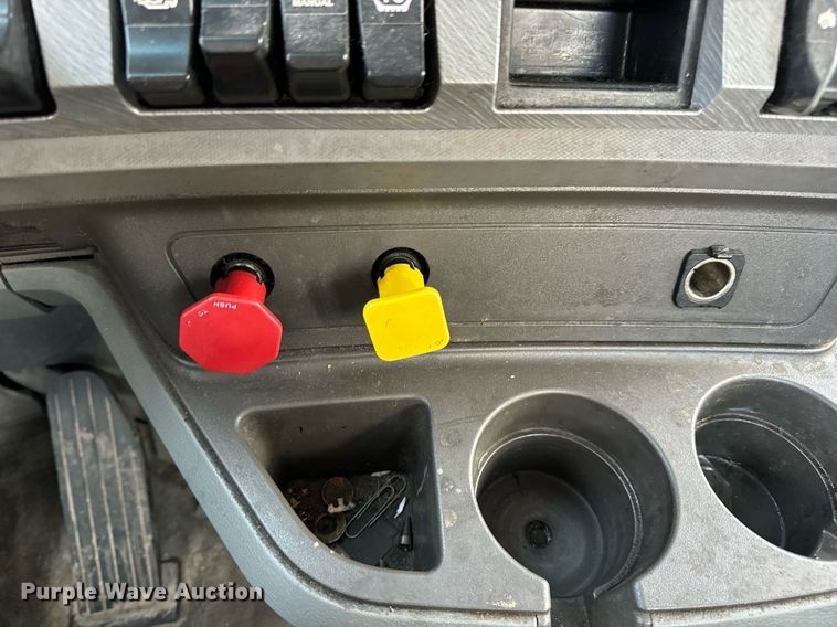 image for item DV1902 2015 Kenworth T680 semi truck