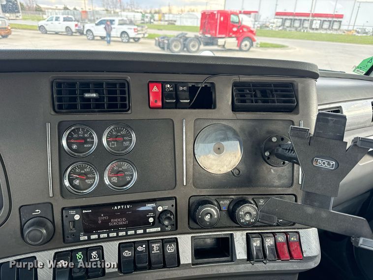 image for item DV1902 2015 Kenworth T680 semi truck