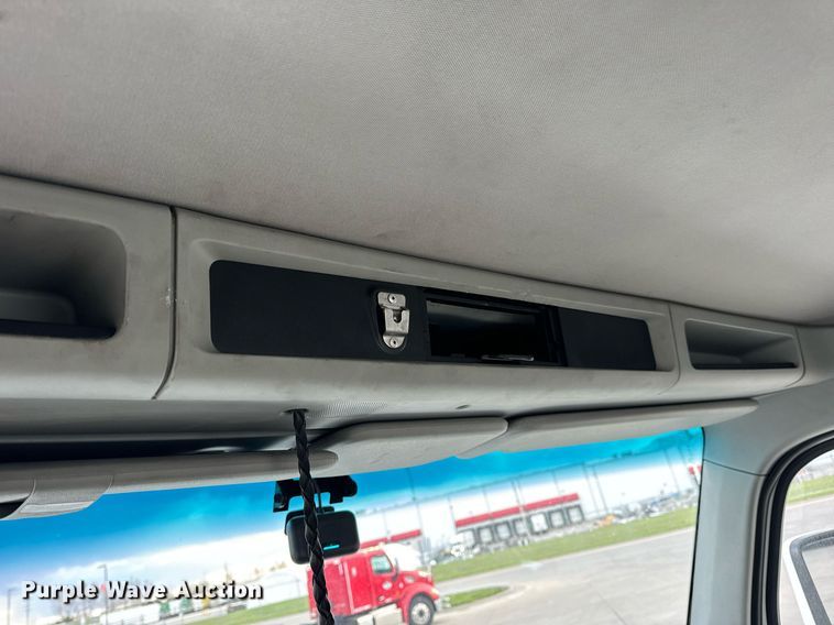 image for item DV1902 2015 Kenworth T680 semi truck