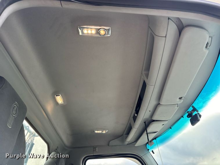 image for item DV1902 2015 Kenworth T680 semi truck