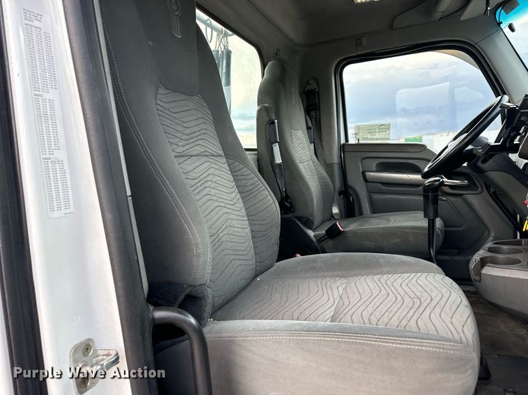 image for item DV1902 2015 Kenworth T680 semi truck