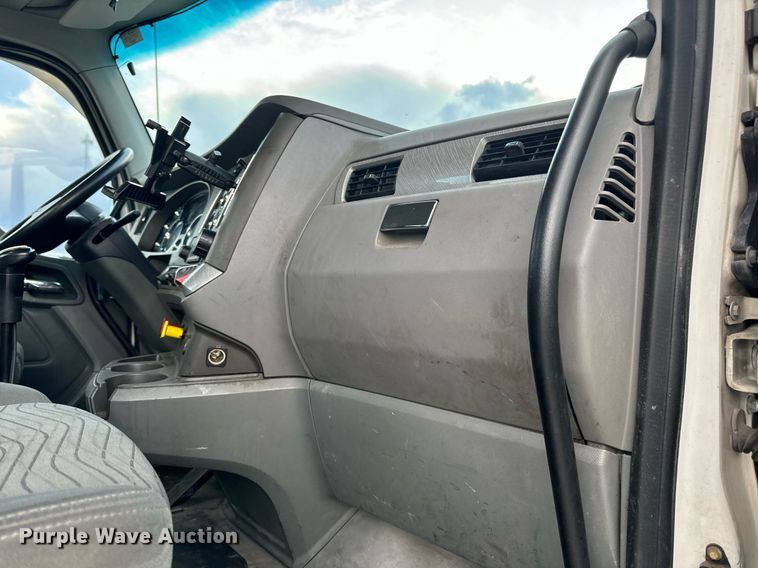 image for item DV1902 2015 Kenworth T680 semi truck