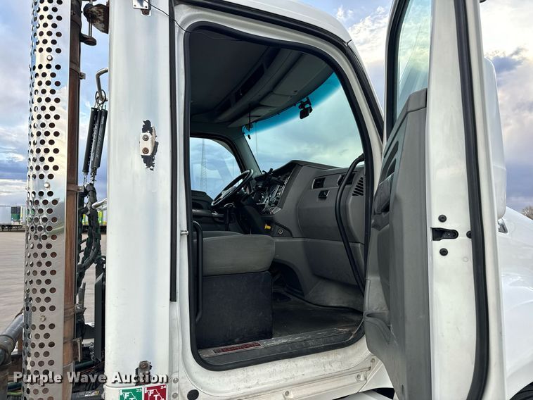 image for item DV1902 2015 Kenworth T680 semi truck