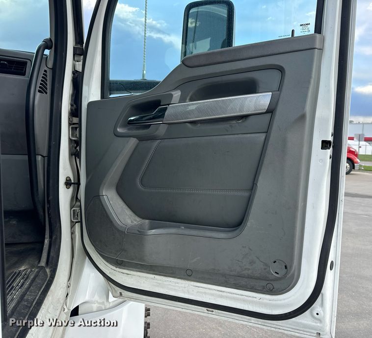 image for item DV1902 2015 Kenworth T680 semi truck