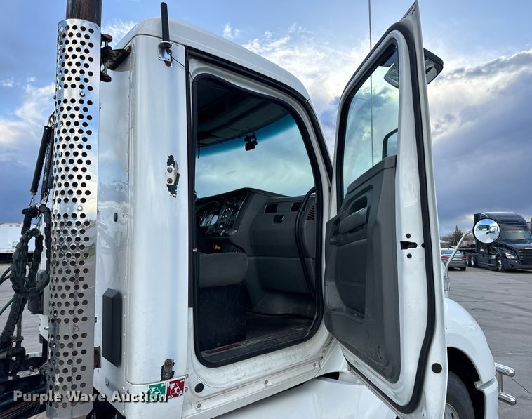 image for item DV1902 2015 Kenworth T680 semi truck