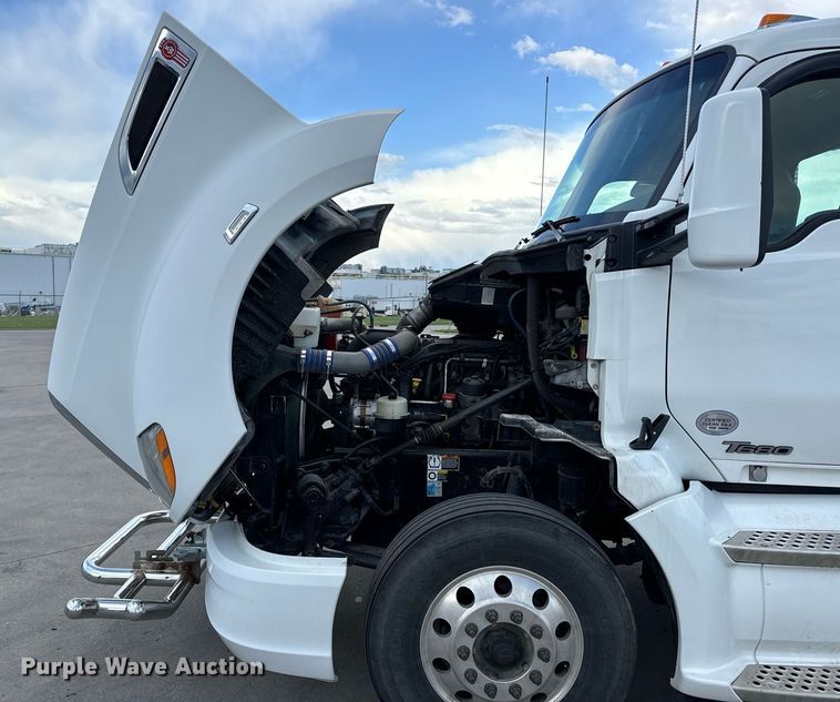 image for item DV1902 2015 Kenworth T680 semi truck