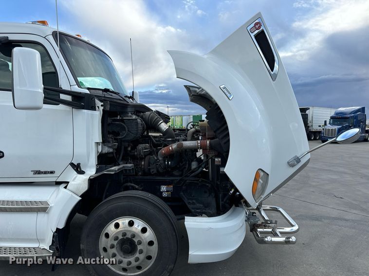 image for item DV1902 2015 Kenworth T680 semi truck