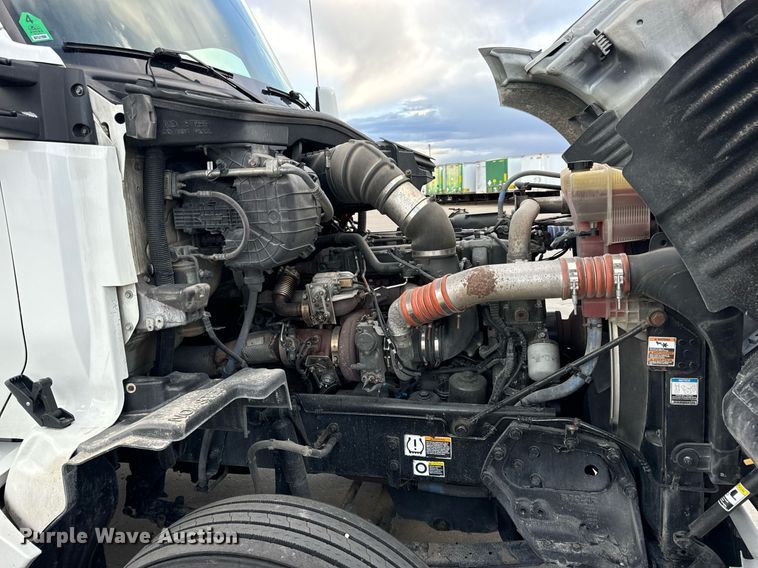 image for item DV1902 2015 Kenworth T680 semi truck