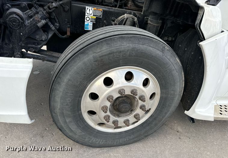 image for item DV1902 2015 Kenworth T680 semi truck