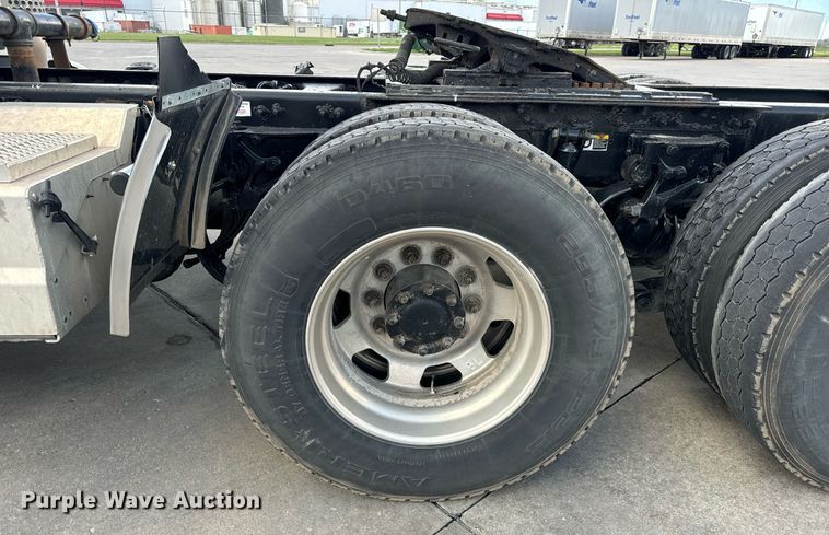 image for item DV1902 2015 Kenworth T680 semi truck