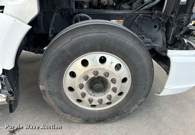 image for item DV1902 2015 Kenworth T680 semi truck