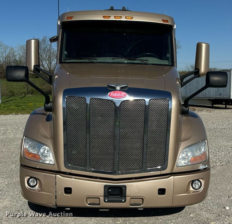 image for item DV1921 2018 Peterbilt 579 semi truck