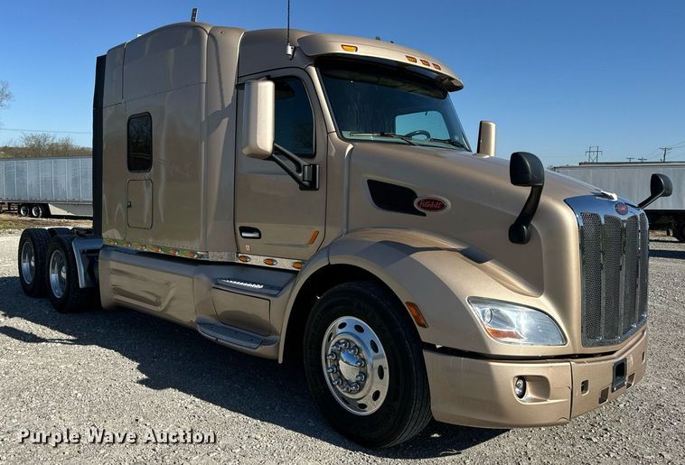 image for item DV1921 2018 Peterbilt 579 semi truck