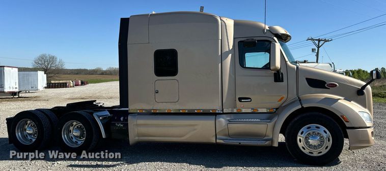 image for item DV1921 2018 Peterbilt 579 semi truck