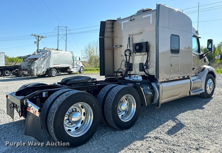 image for item DV1921 2018 Peterbilt 579 semi truck