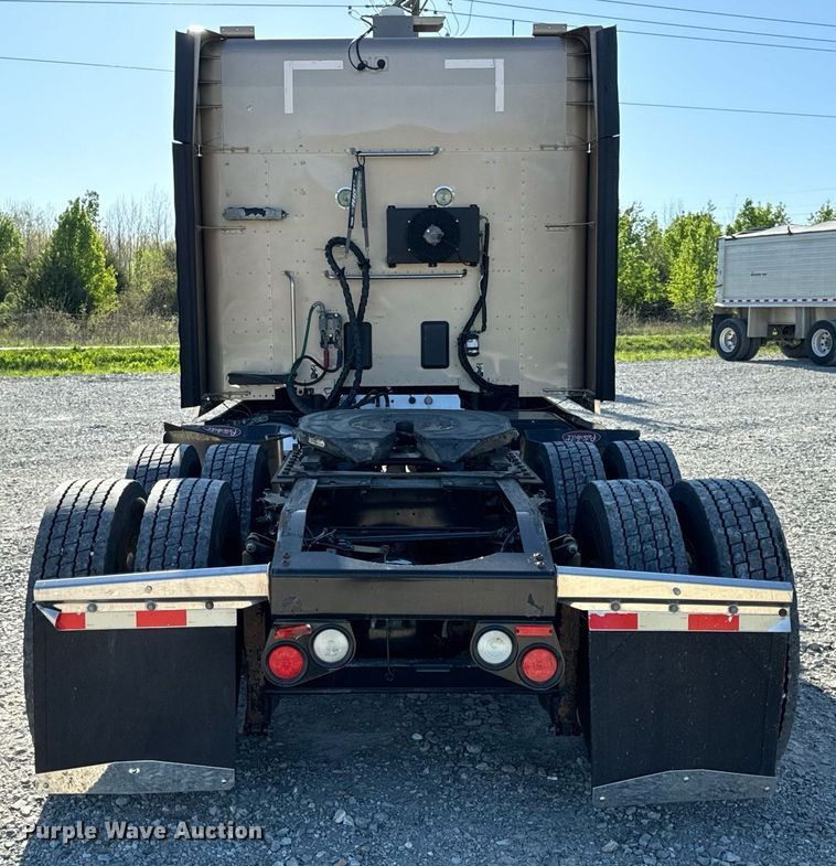 image for item DV1921 2018 Peterbilt 579 semi truck