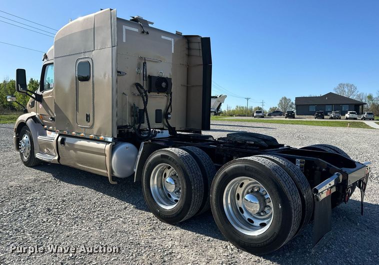 image for item DV1921 2018 Peterbilt 579 semi truck