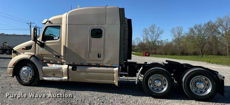 image for item DV1921 2018 Peterbilt 579 semi truck