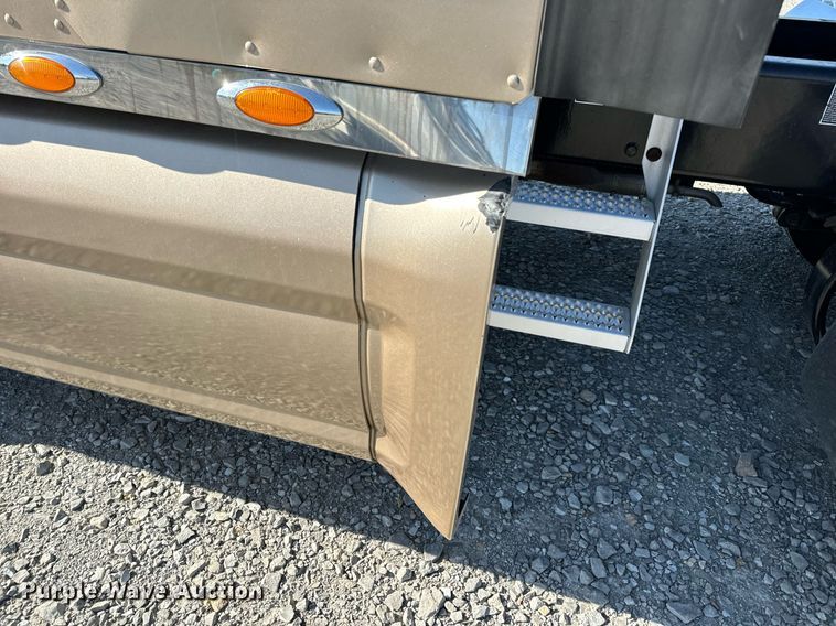 image for item DV1921 2018 Peterbilt 579 semi truck